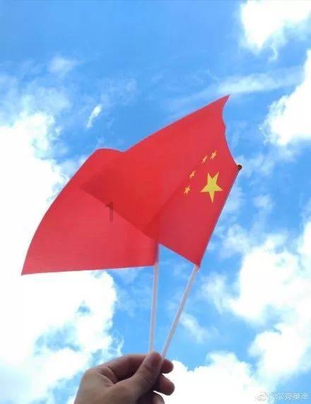 小姐姐一袭浅红色无袖连衣裙，简约休闲又时尚，轻松美出新高度，你喜欢吗？游戏画面